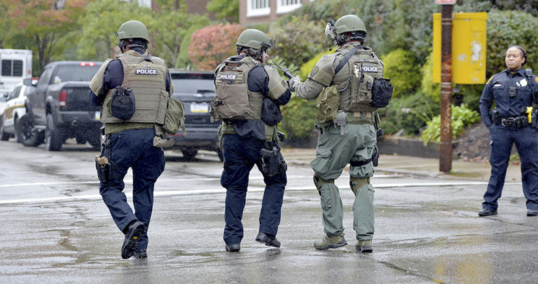 Tiroteo en sinagoga de EU deja al menos 8 muertos y 12 heridos