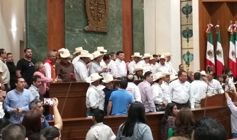 Toman agricultores tribuna del Congreso; 500 piden no retiro de ‘cuota liga’