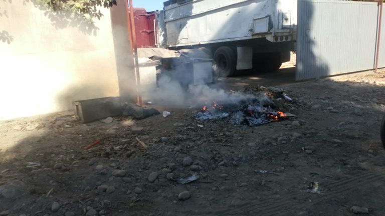 Aparecen quema de basura en calles de Navolato tras fallas en recolección