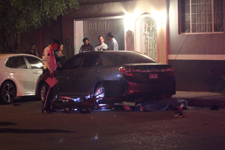 Se pasó el semáforo en rojo y arrolló a un motociclista