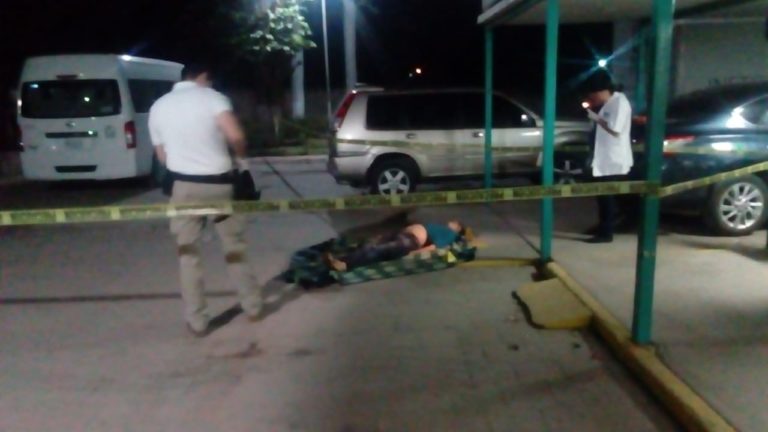 Abandonan cadáver de un joven en el IMSS de Villa Juárez, Navolato (FOTOS)