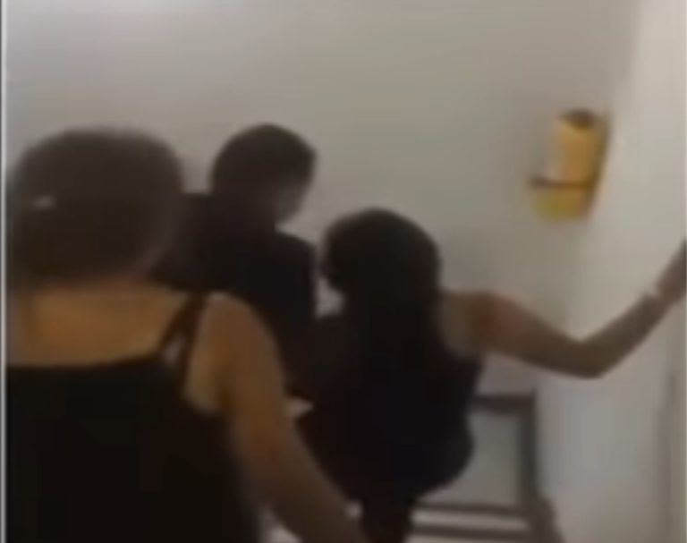 ¡A cinturonazos! papás sacan a su hija de una fiesta de Halloween (VIDEO)