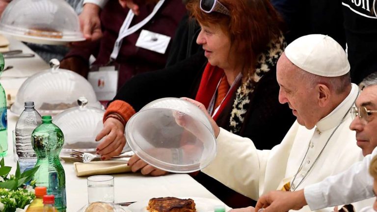 El papa Francisco celebró un banquete junto a indigentes