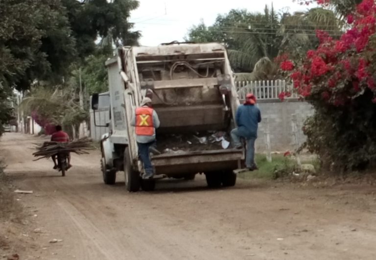 Fuera de servicio 8 de 24 camiones recolectores de basura en Navolato
