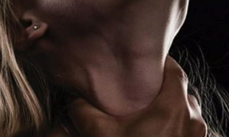 Mata a su mamá tras regañarlo por sus calificaciones