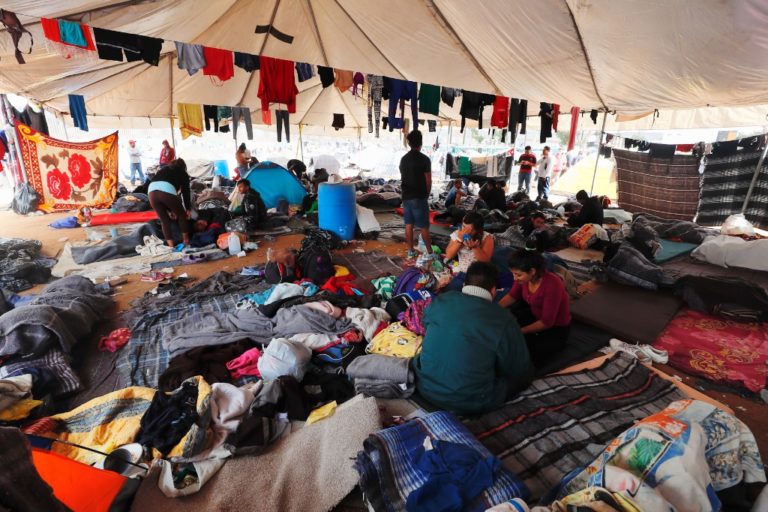 Anuncian huelga de hambre migrantes en Tijuana