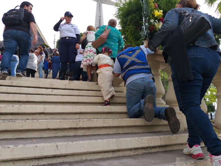 Niña ayuda a su padre a llegar a la Morenita