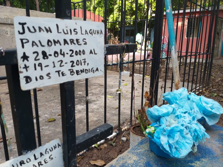 ‘El Pirata de Culiacán’, a un año de su muerte, sólo quedan veladoras y flores de papel