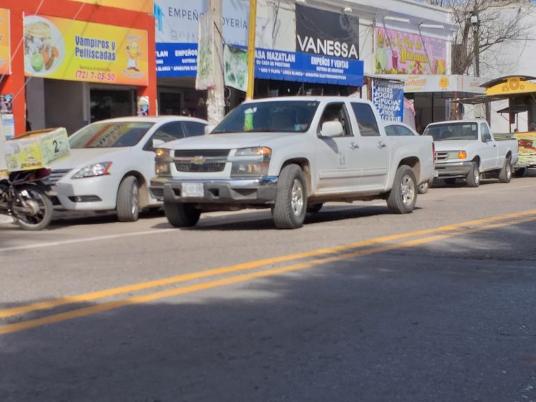 Desafían a alcalde; le ponen auto oficial en doble fila