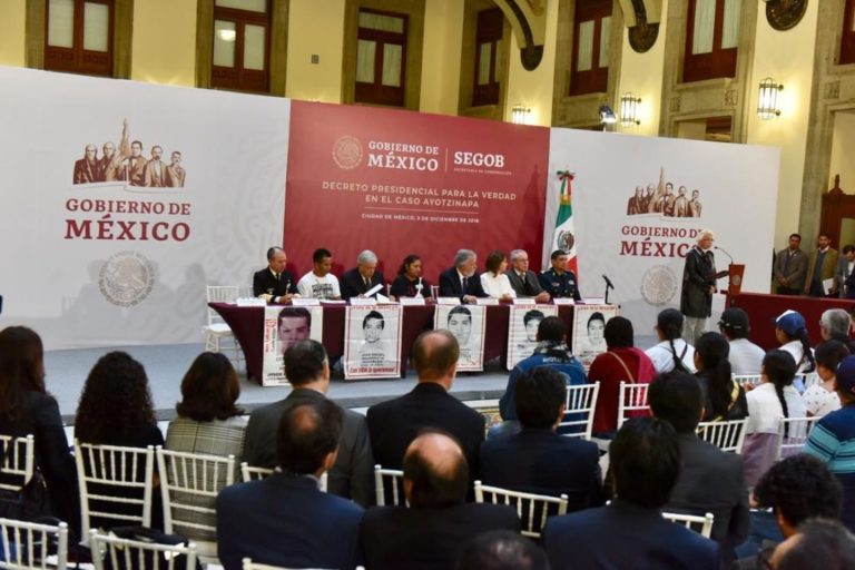 AMLO firma decreto para la comisión de la verdad del caso Ayotzinapa; no habrá impunidad, asegura