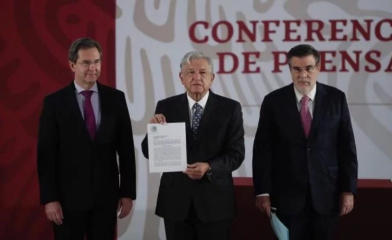 Firma AMLO la iniciativa para abrogar la Reforma Educativa (VIDEO)