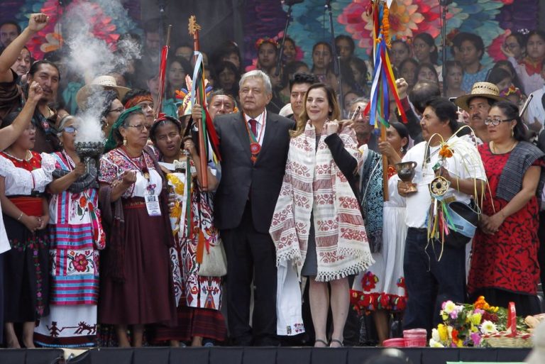 Hacen limpia a AMLO y recibe bastón de mando en el Zócalo