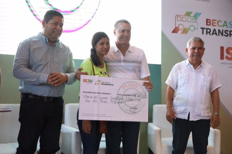 Entrega Quirino becas de transporte a jóvenes de Escuinapa