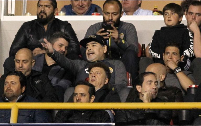 Maradona sale de estadio en malas condiciones tras perder la final