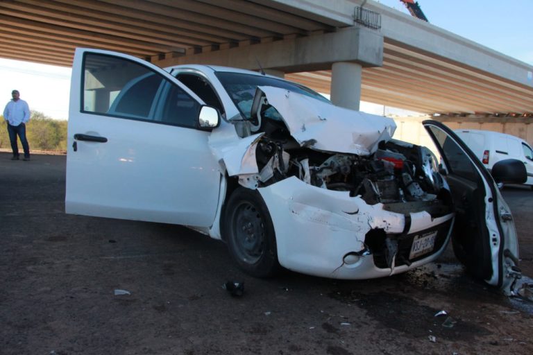 Choque entre auto y góndola deja un herido en La Costerita, Culiacán