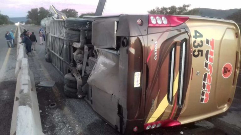 Se vuelca autobús en la Maxipista; hay cinco lesionados
