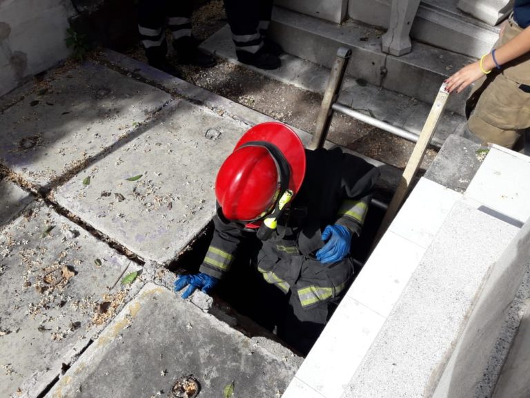 Mujer cae a fosa del panteón Civil en Culiacán