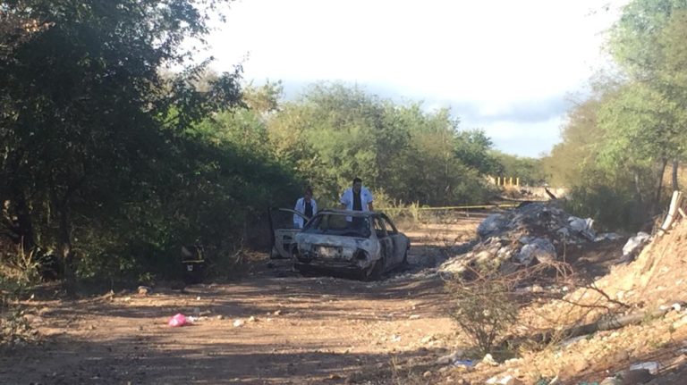 Dentro de un auto hallan carbonizado a un hombre en el ejido Los Huizaches