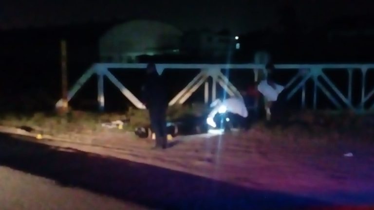 Hallan cadáver embolsado en el canal de Recursos