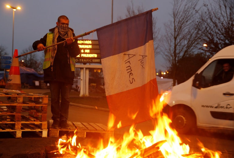 Francia suspende aumento a combustibles tras protestas