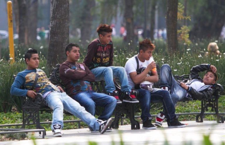 Arranca programa para dar trabajo y becas a los “ninis”