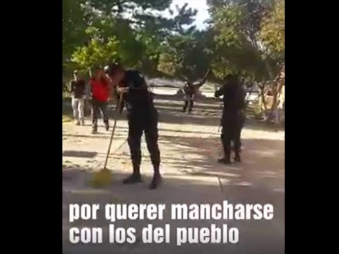 Por ‘abusadores’ castigan a policías poniéndolos a barrer (VIDEO)