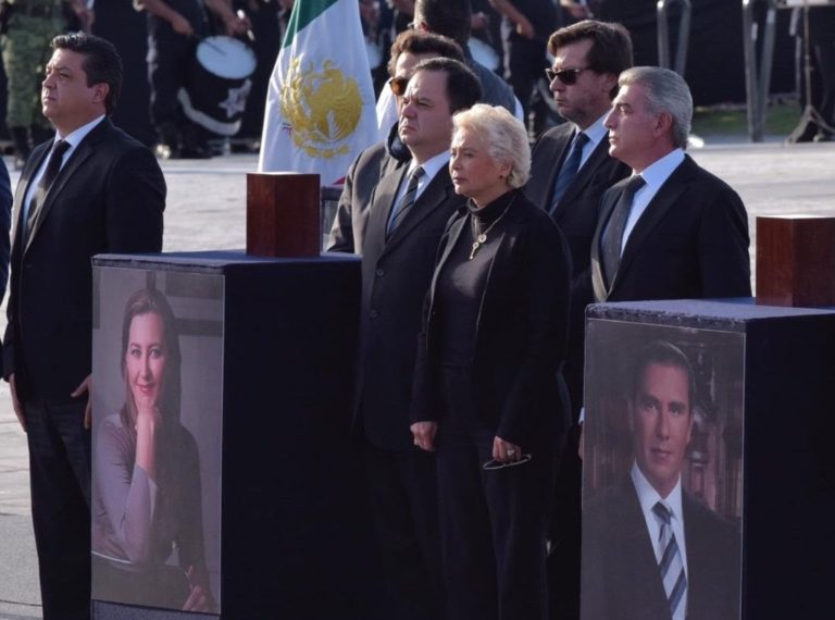 Gritan ‘justicia’ y ‘fuera’ a Sánchez Cordero en ceremonia luctuosa de Alonso y Moreno Valle