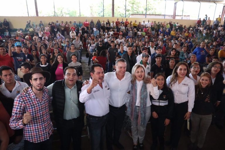 Entrega Quirino 500 becas a estudiantes de Choix