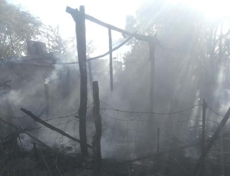 Deja incendio sin casa a 11 personas en Villa Juárez