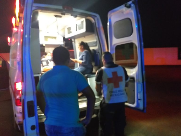 Se accidenta familia de Dautillos con tráiler; salen ilesos, incluida bebé de 3 semanas