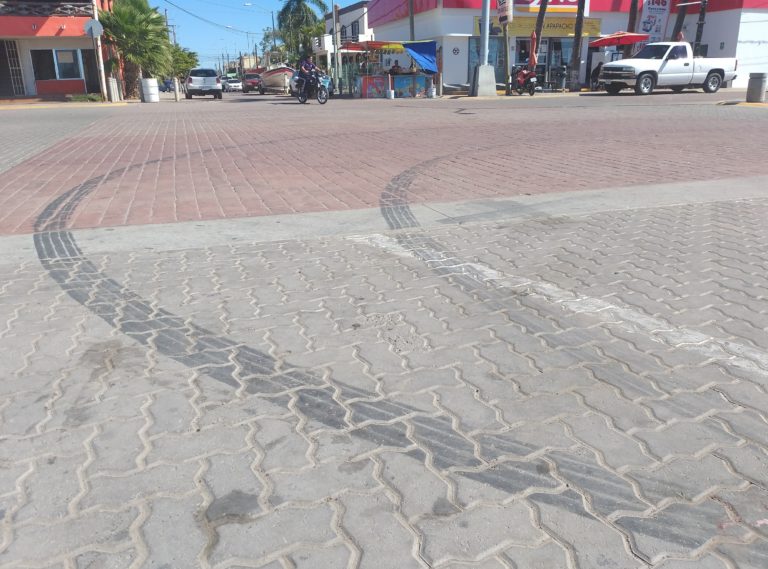 Burlan con arrancones a Policías Municipales en Altata