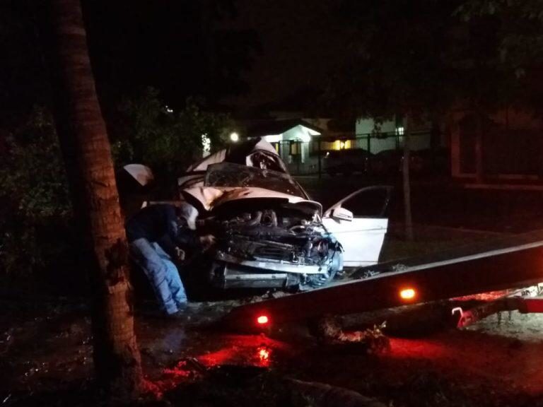 Joven resulta herido al estrellarse contra un árbol en Las Quintas, Culiacán