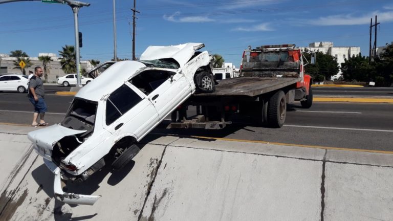 Auto se va a canal tras accidente; hay 3 heridos