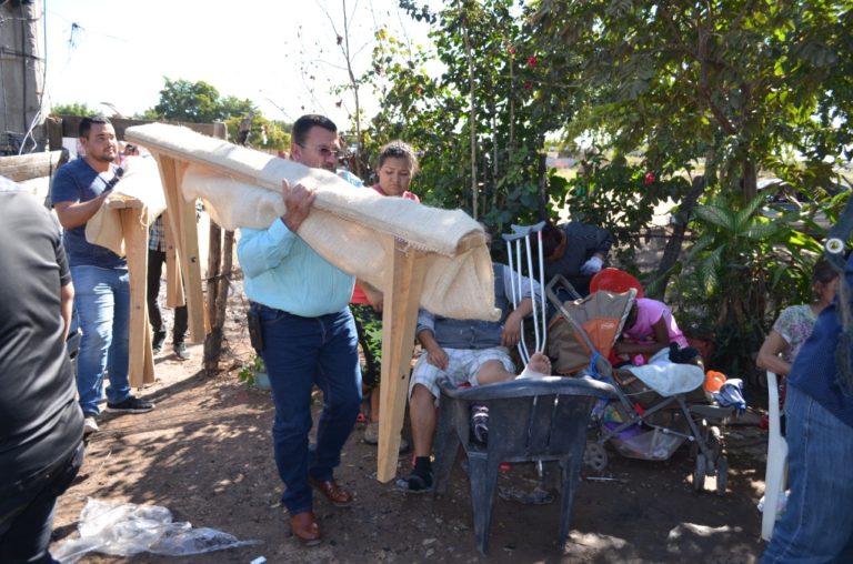 Promete Alcalde casa a familia afectada por incendio