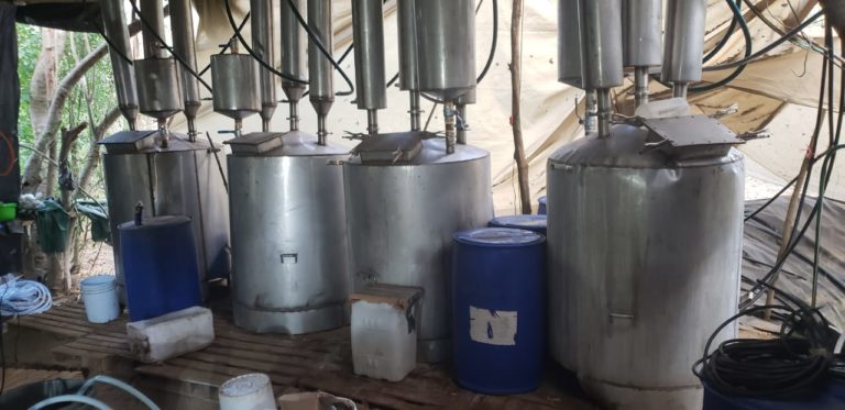 Aseguran laboratorios en Eldorado que producían una tonelada de metanfetamina a la semana