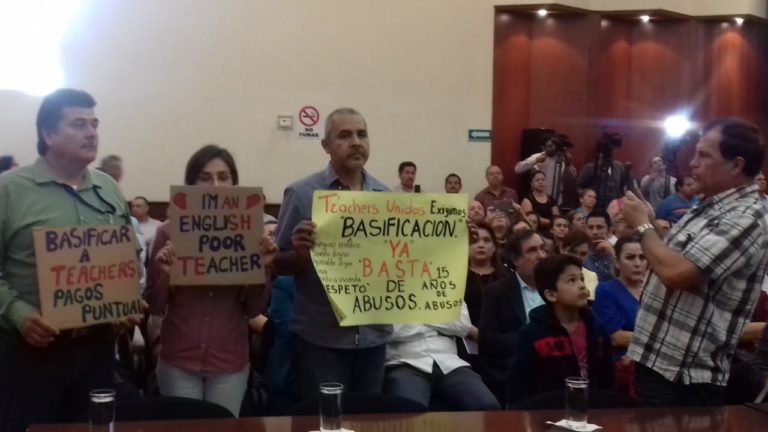 Se manifiestan profes de inglés en en comparencencia del ‘Tío Ponchito”