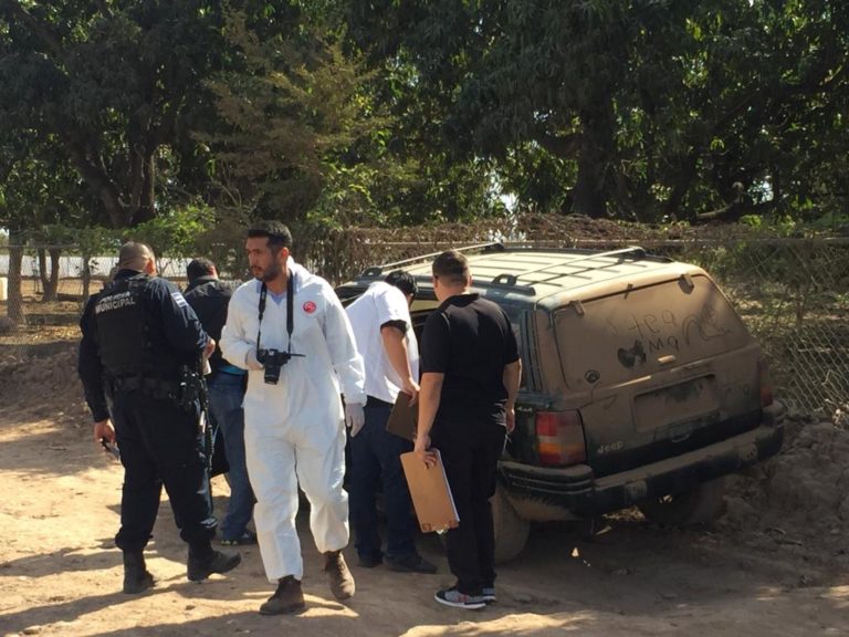 Encuentran cadáver sobre camioneta en Aguaruto; lo intentaron quemar