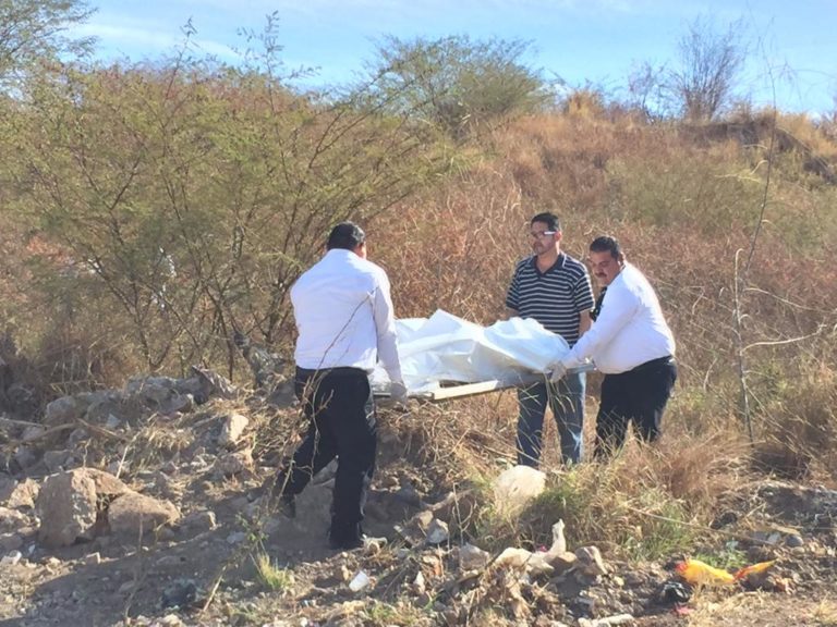 Hallan asesinado a machetazos a joven al sur de Culiacán