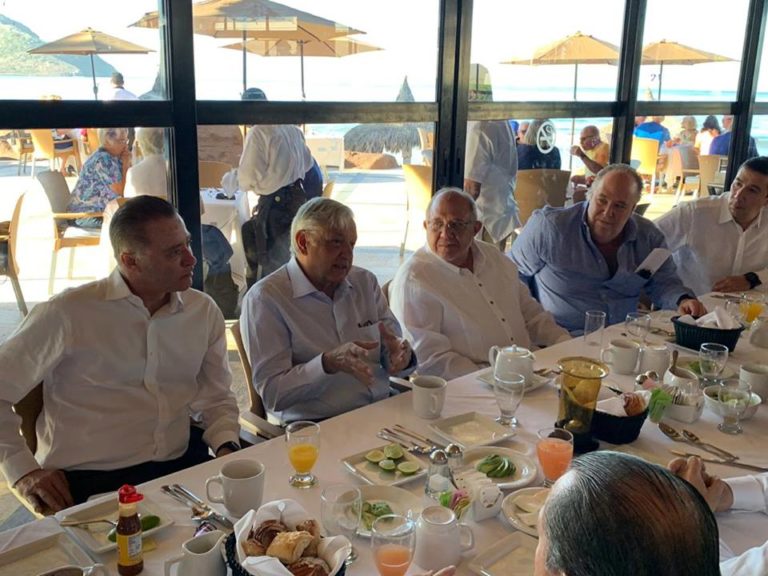 Con protestas reciben a AMLO en Sinaloa