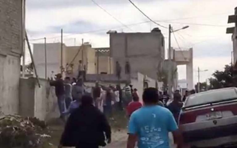 Violador y asesino de niña asiste a su funeral; crean cacería para lincharlo