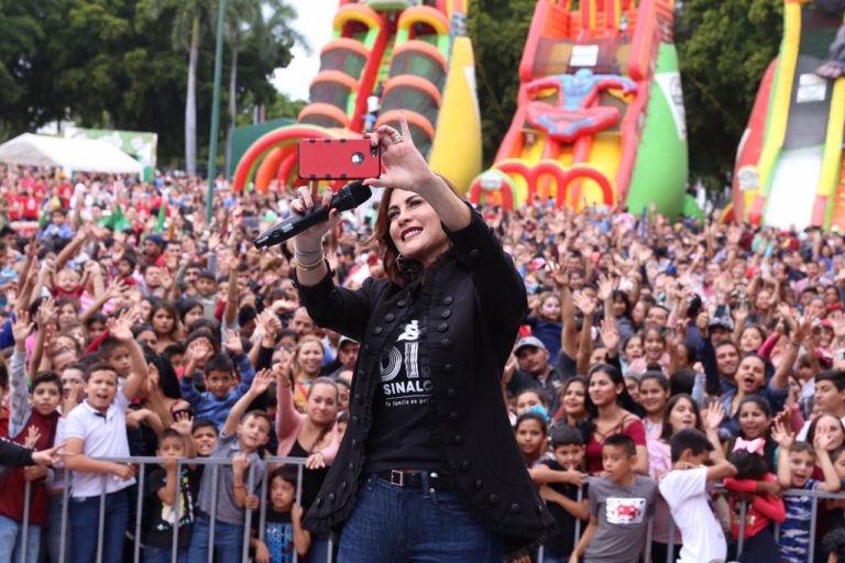 Con mega rosca celebran Día de Reyes en Palacio