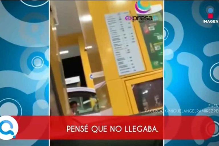 Señora se forma en la fila de gasolinera para cargar ¡50 pesos!