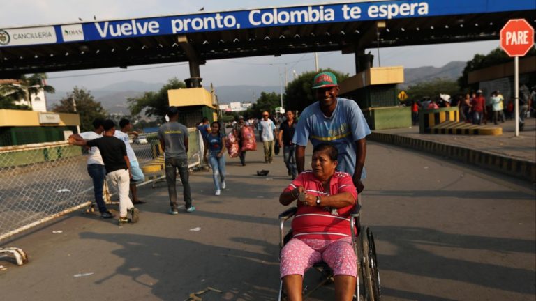 En desafío a Maduro, EU inicia envío de ayuda a Venezuela