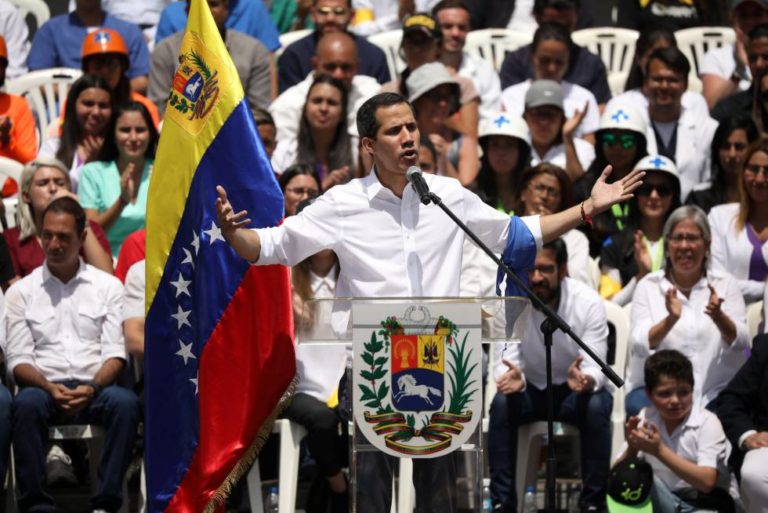 Guaidó organiza a cientos de miles de voluntarios para defender las ayudas
