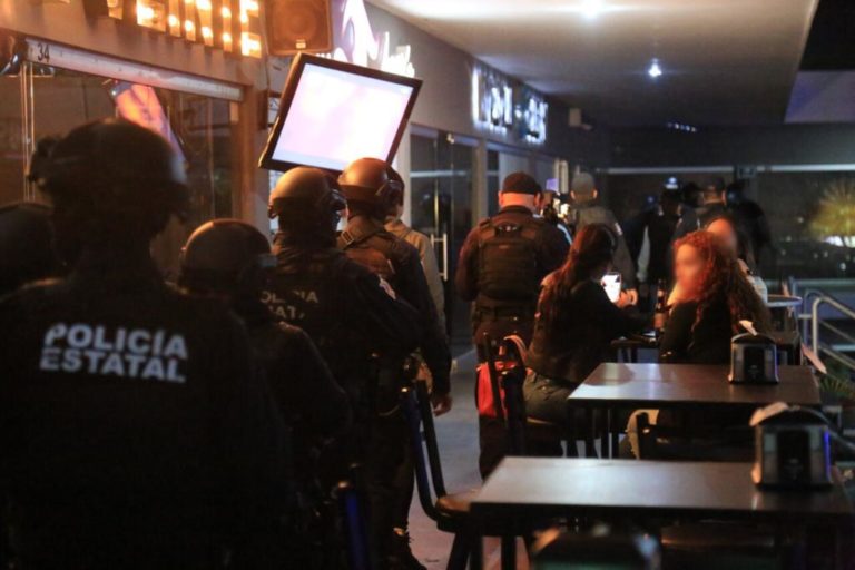 Por dejar entrar a un menor clausuran bar en Culiacán