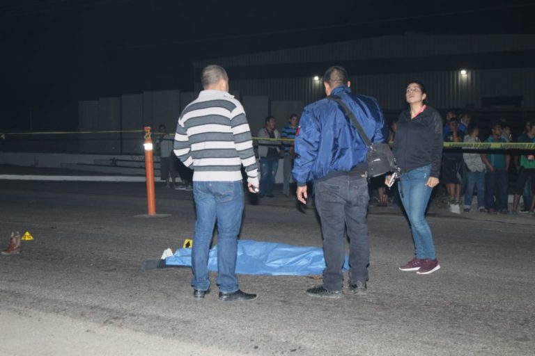 Atropellan moto y auto a joven en la carretera la 20