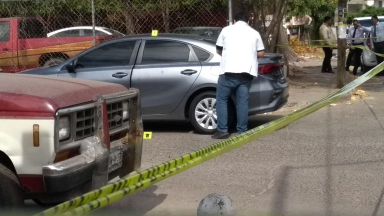 Localizan un cuerpo en auto abandonado en Infonavit Humaya