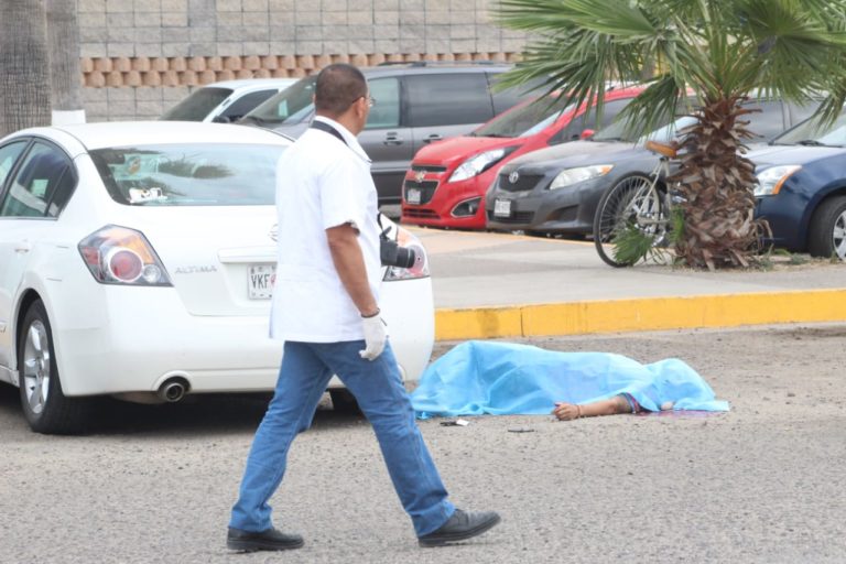 Asesinan a cuida carros en plaza comercial de Culiacán