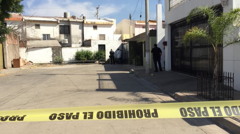 A golpes lo hallan muerto afuera de una casa en el Stase, Culiacán