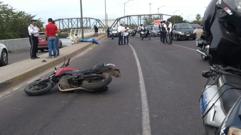 Muere joven al derrapar con motocicleta en Culiacán